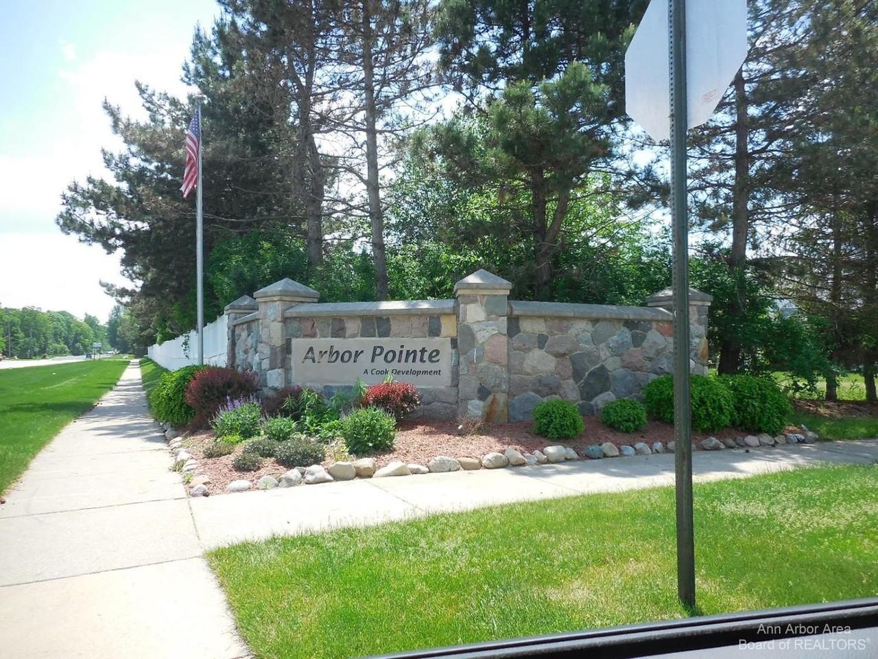 251 Cloverleaf Ct - Photo 2 of 16