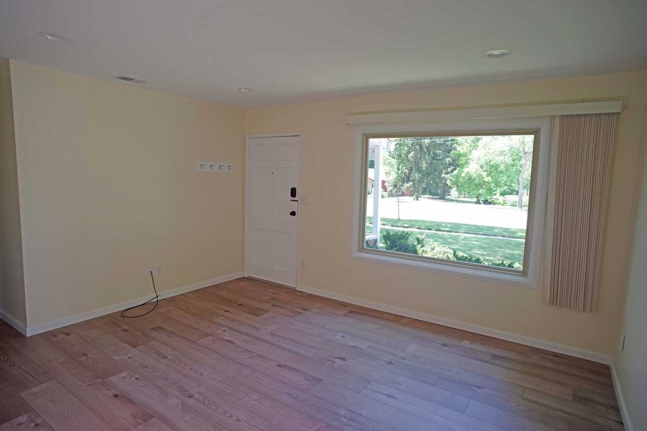 1052 N Maple Rd - Photo 4 of 19