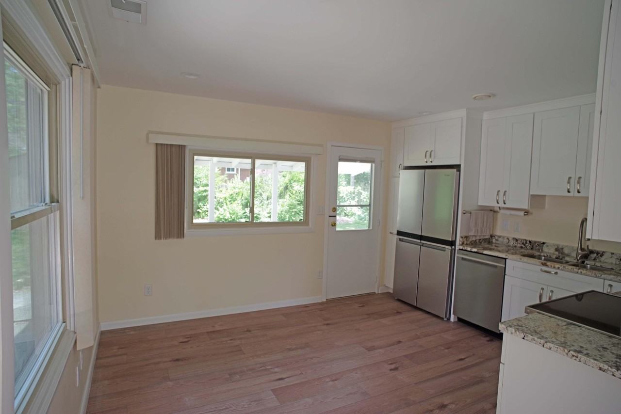 1052 N Maple Rd - Photo 7 of 19