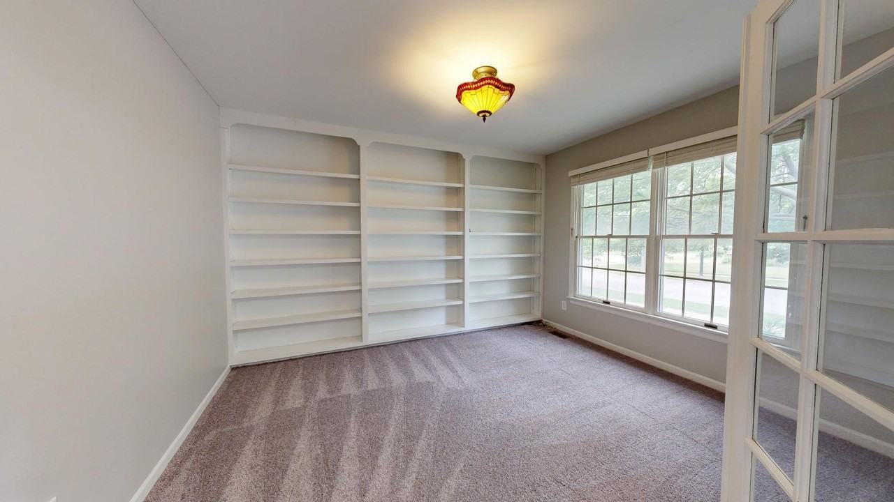 2425 Foxway Dr - Photo 4 of 29