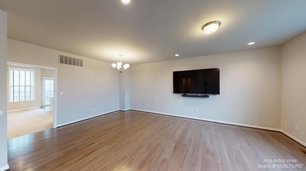 2794 Ashcombe Dr - Photo 2 of 48