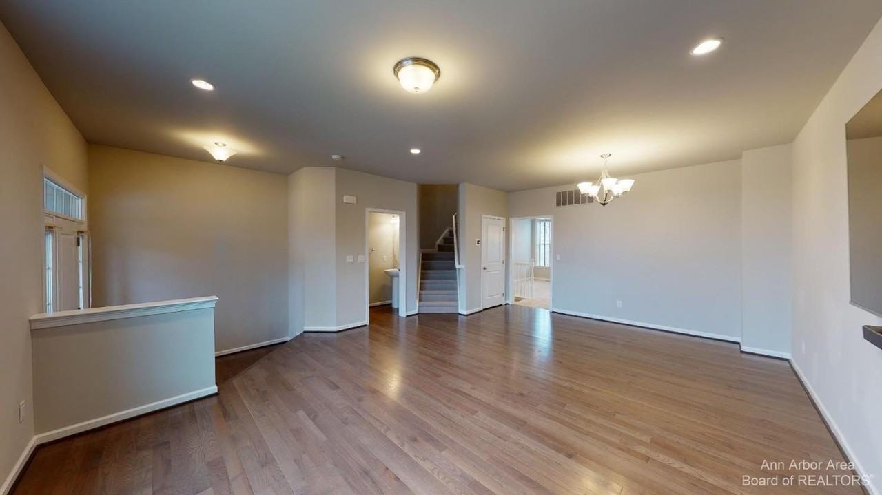 2794 Ashcombe Dr - Photo 3 of 48