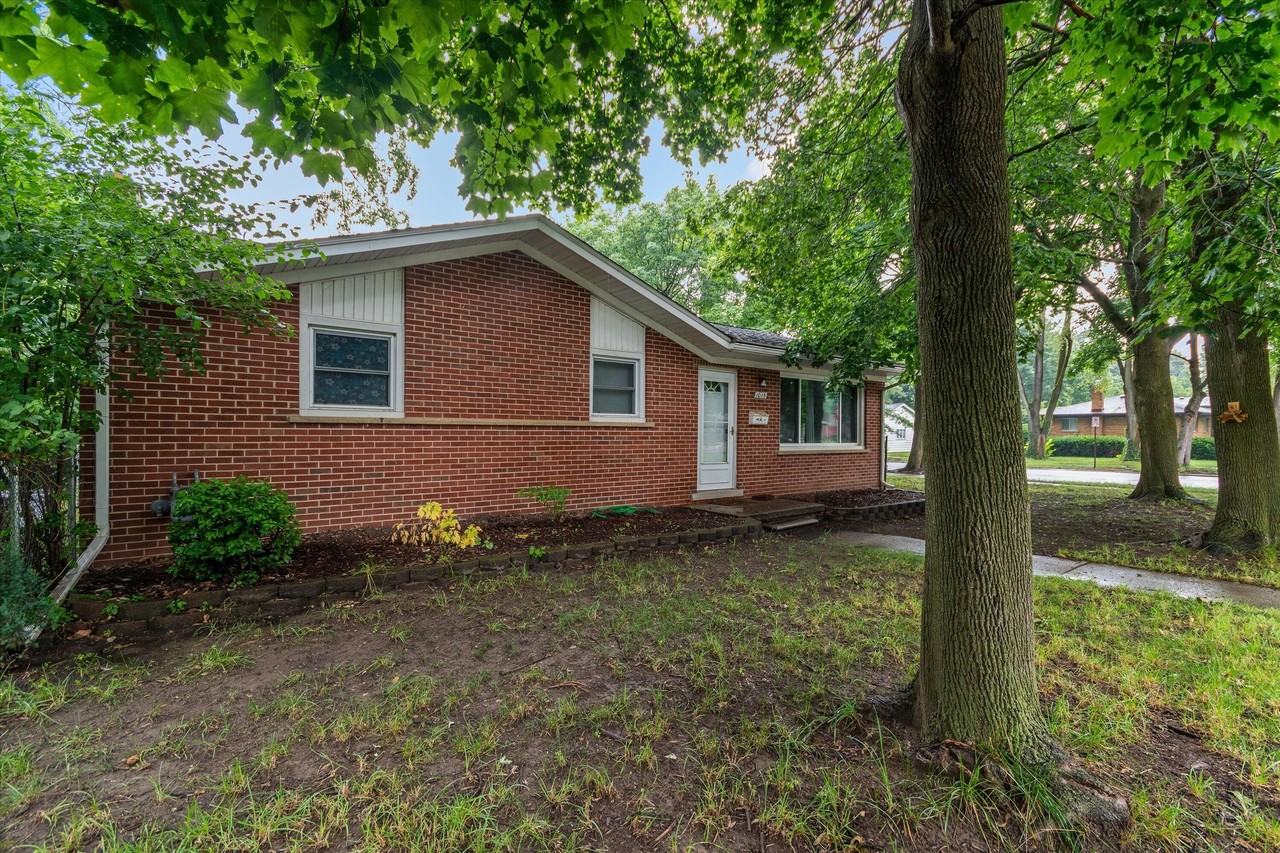 1015 N Maple Rd - Photo 2 of 28