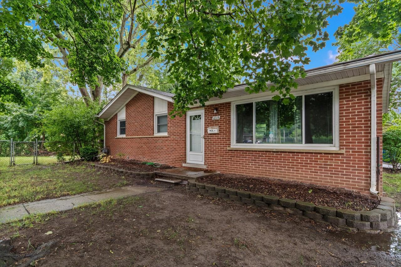 1015 N Maple Rd - Photo 3 of 28