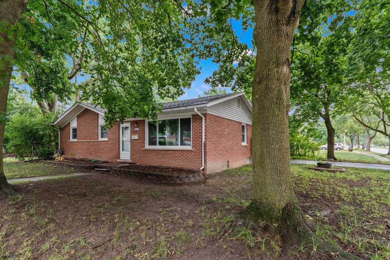 1015 N Maple Rd - Photo 4 of 28