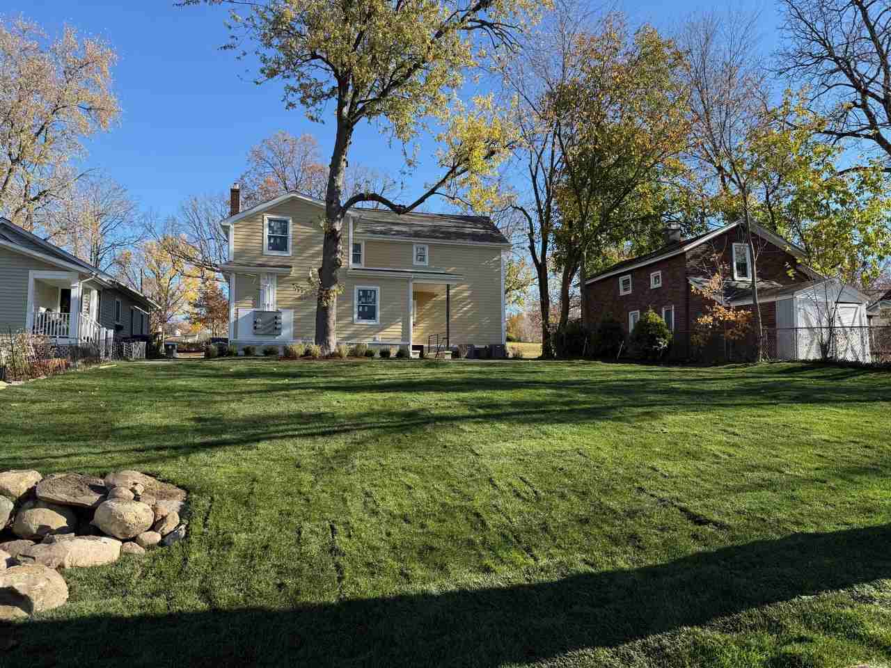 627 N River St Apt 3 #3 - Photo 2 of 12