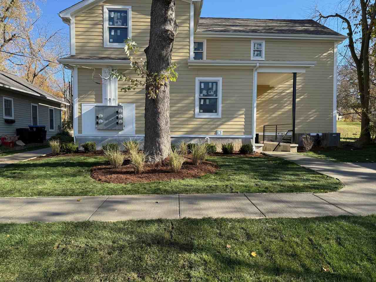 627 N River St Apt 3 #3 - Photo 3 of 12