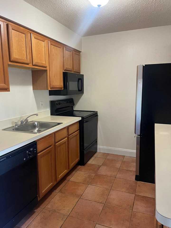 2592 Eagles Cir Unit 4 #4 - Photo 3 of 18