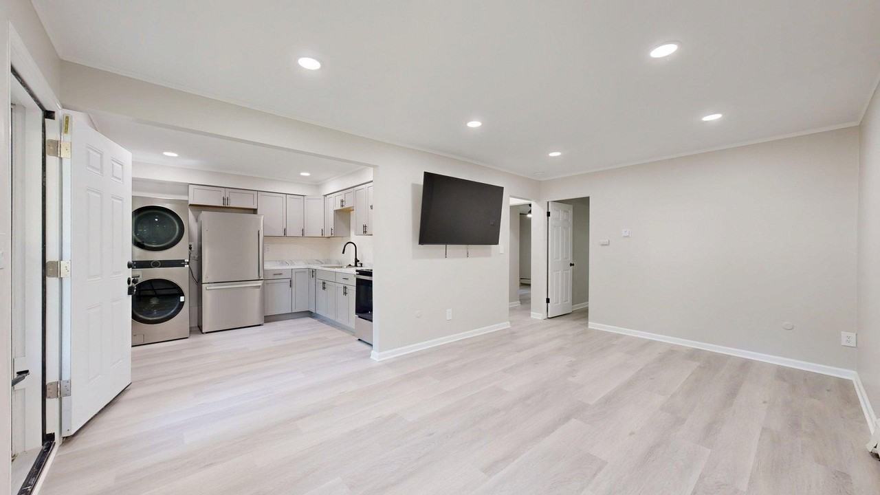 122 Allen Dr Apt 1 #1 - Photo 3 of 11