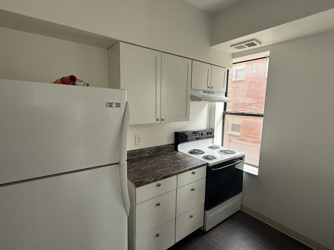 590 Parkview Dr Apt 201 #201 - Photo 4 of 7