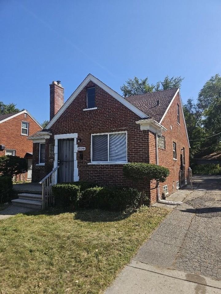 19346 Revere St - Photo 2 of 11