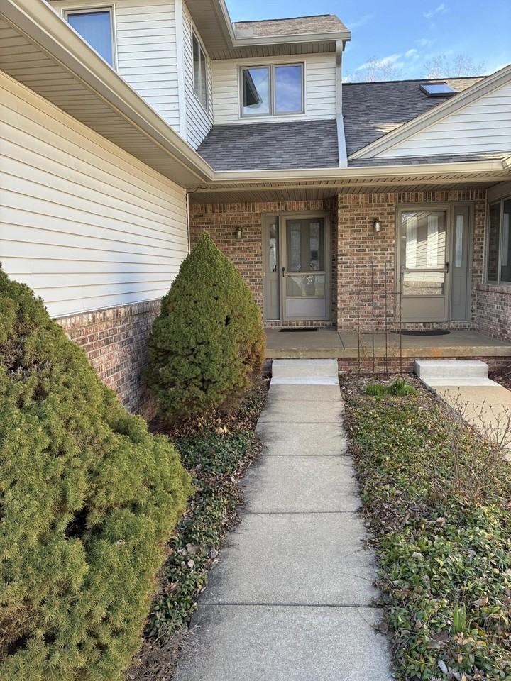 571 Sycamore Cir - Photo 3 of 34