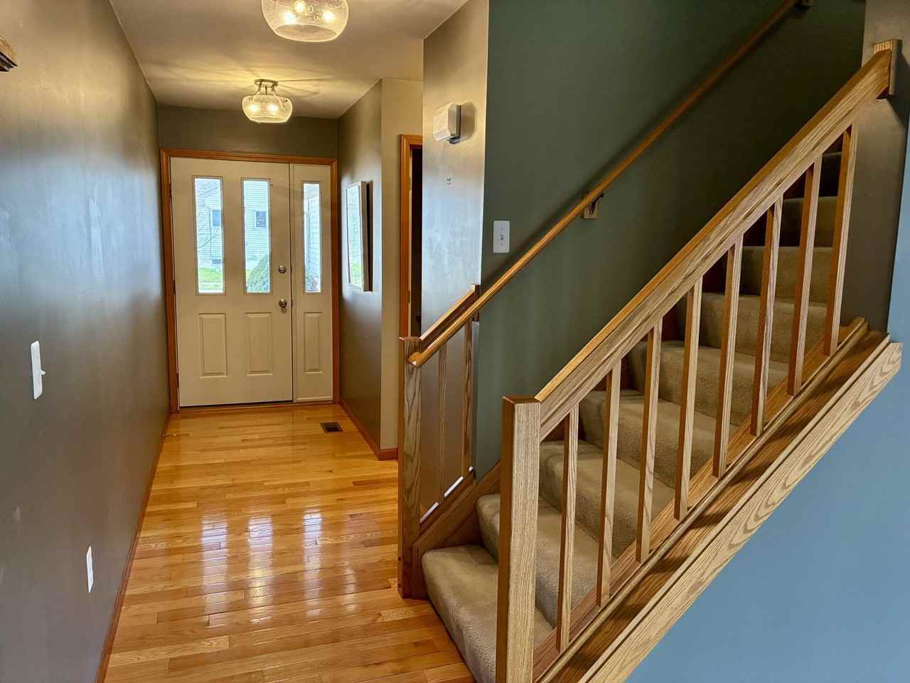 571 Sycamore Cir - Photo 4 of 34