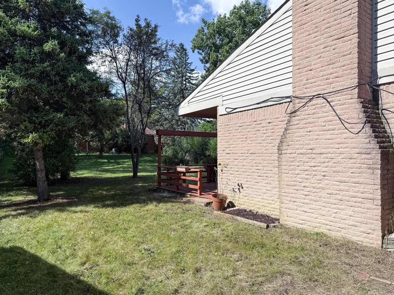 2844 Renfrew St - Photo 4 of 37