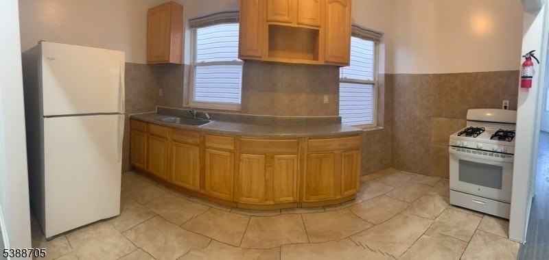 165 Sherman Ave - Photo 4 of 11