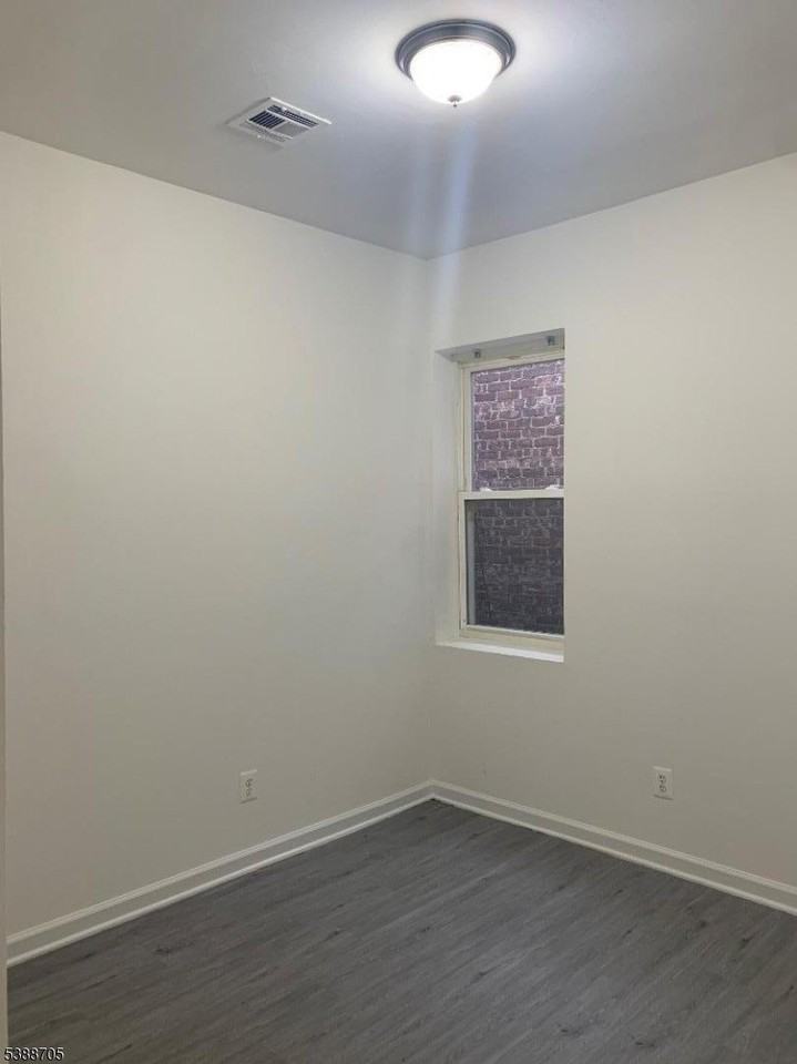 165 Sherman Ave - Photo 7 of 11