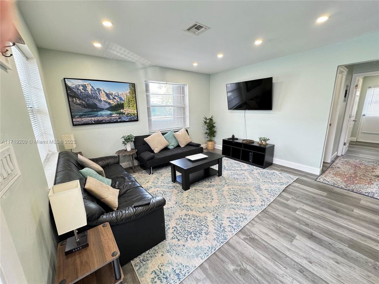 236 Se 9th Ave #1A - Photo 2 of 8