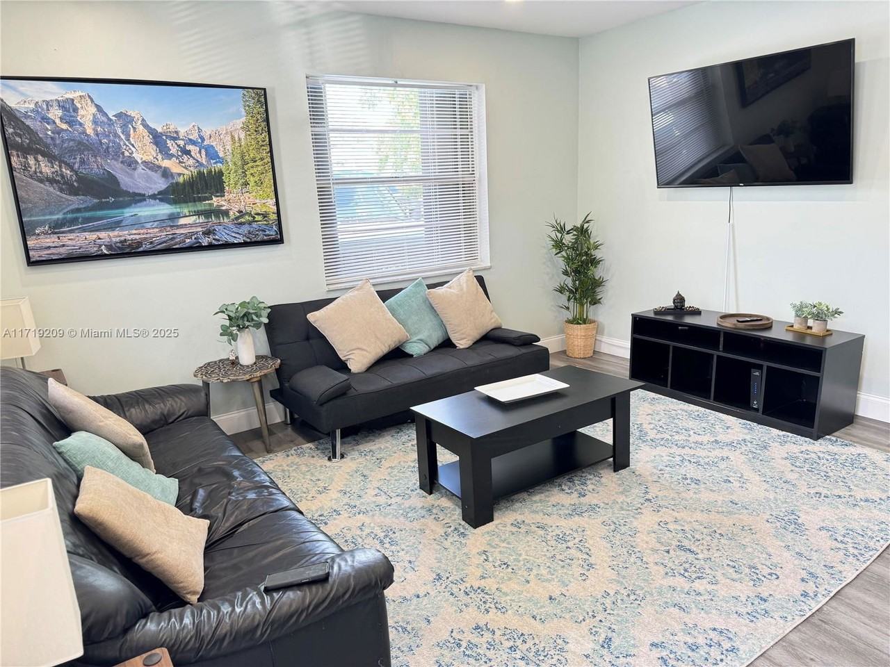 236 Se 9th Ave #1A - Photo 3 of 8