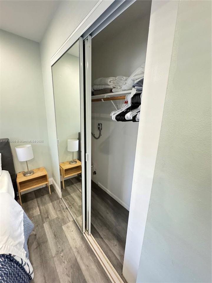 236 Se 9th Ave #1A - Photo 5 of 8