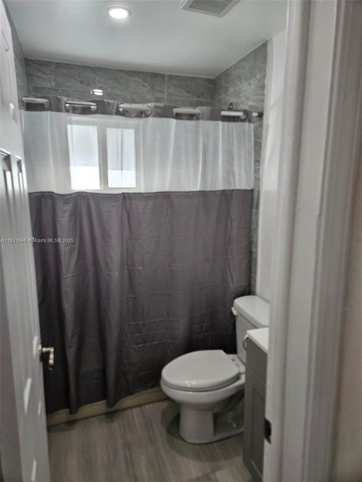 2551 Ne 7th Ter #2551A - Photo 7 of 8