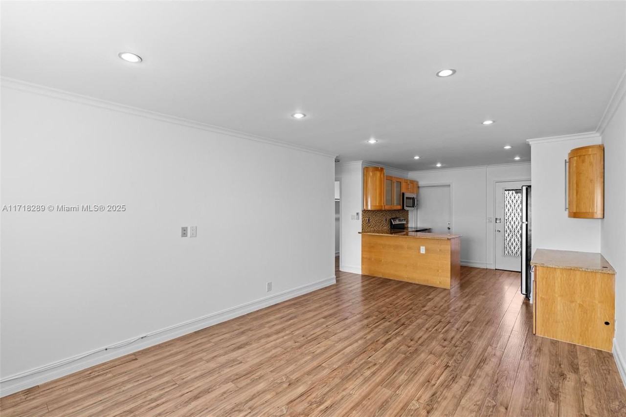 1250 E Sample Rd #208A - Photo 6 of 8