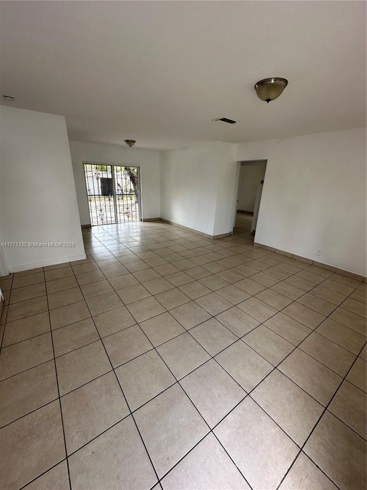 210 Nw 18th St #210A - Photo 3 of 8