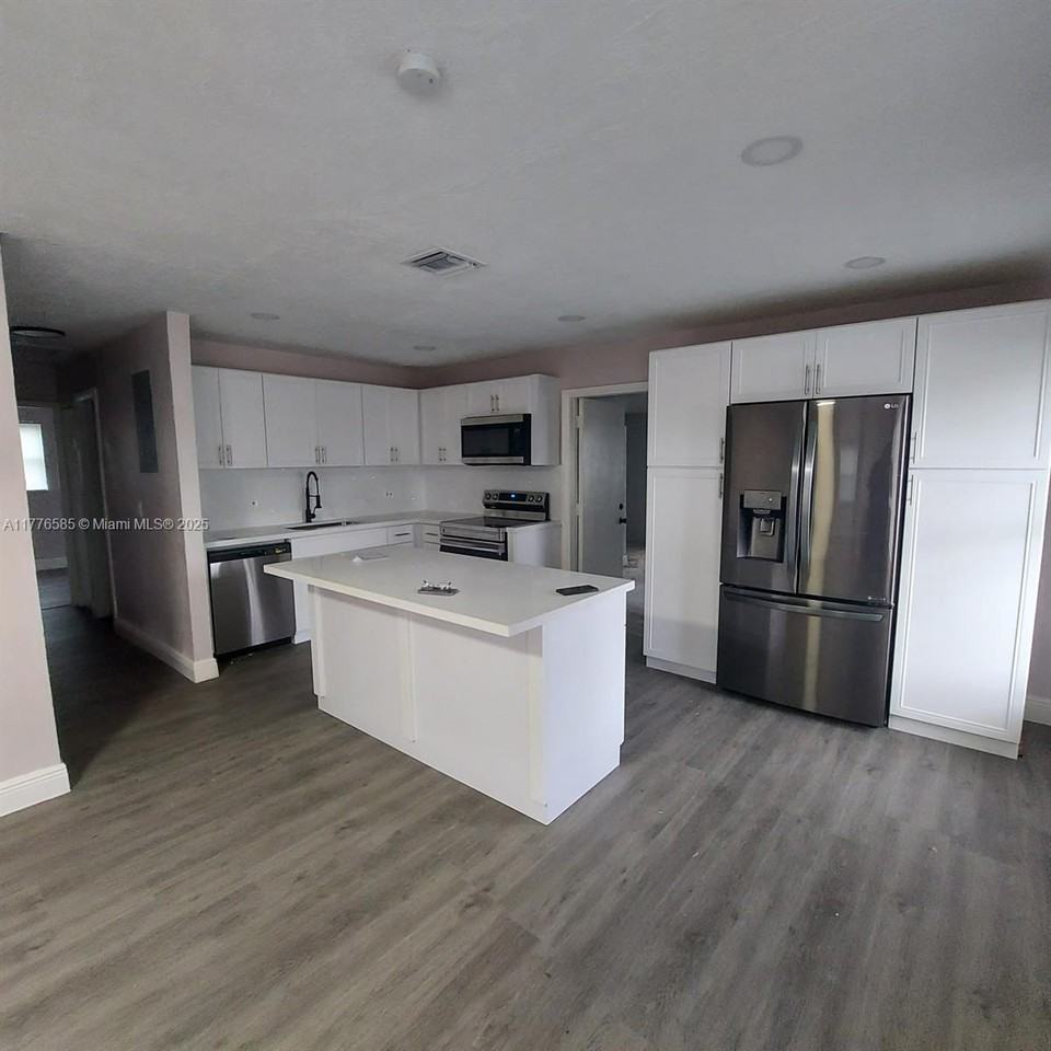 790 Nw 17th St #0A - Photo 6 of 7