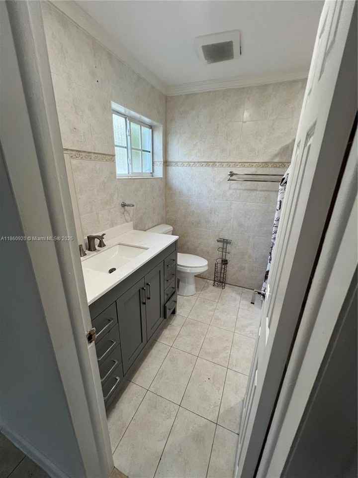 382 Ne 113th St - Photo 2 of 8