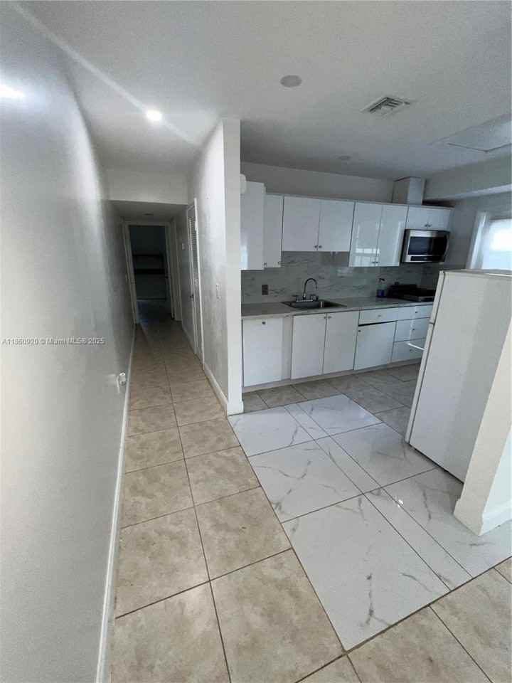 382 Ne 113th St - Photo 5 of 8