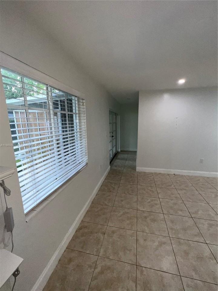 382 Ne 113th St - Photo 7 of 8