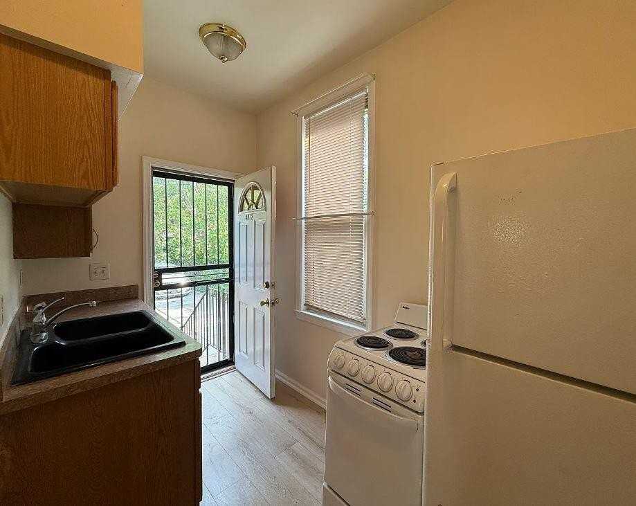 70 Holbrook St - Photo 7 of 12