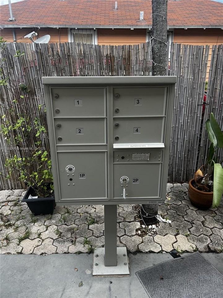 619 Sw 11th Ave #2 - Photo 5 of 10