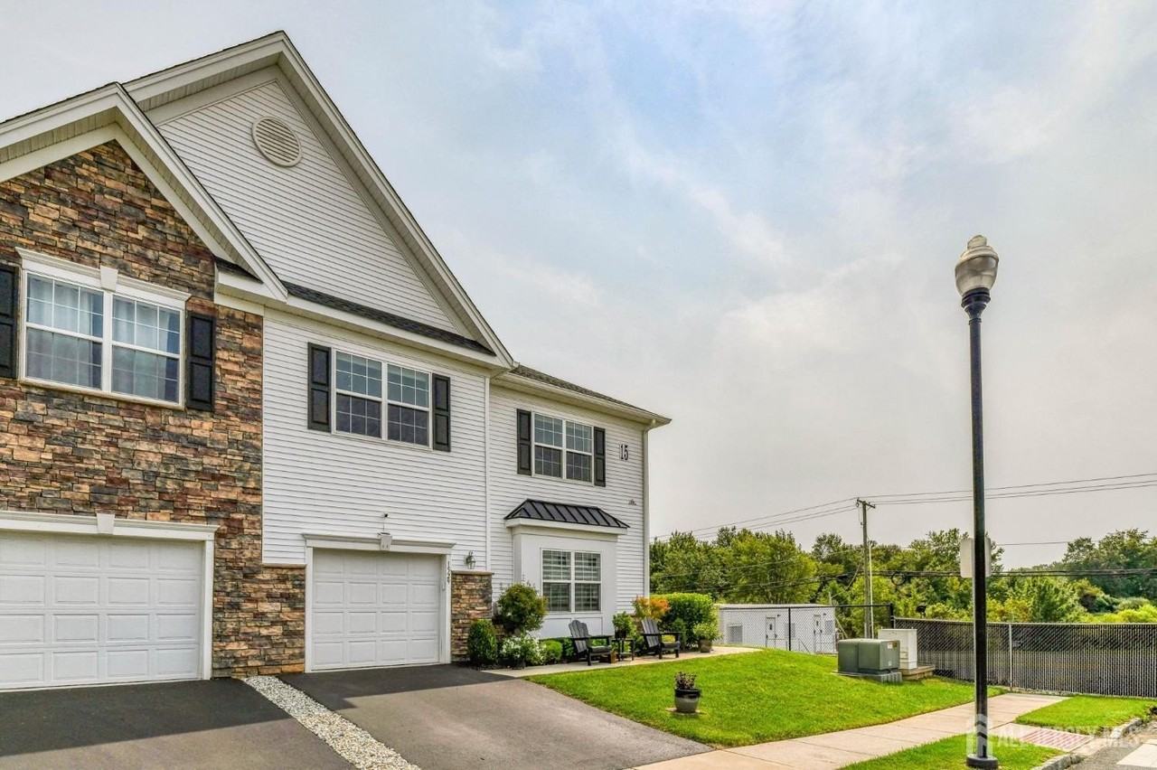 1529 Paxton Ln - Photo 2 of 36