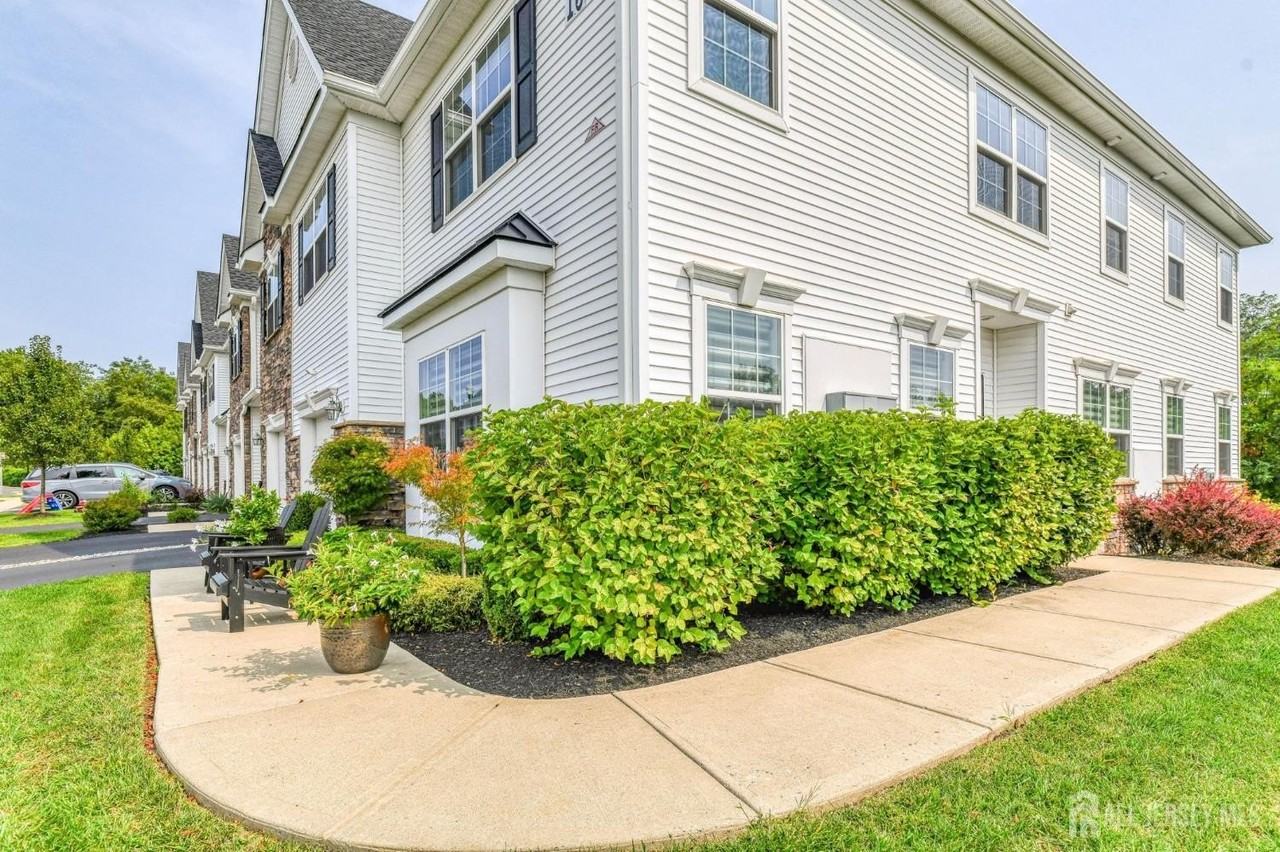 1529 Paxton Ln - Photo 3 of 36