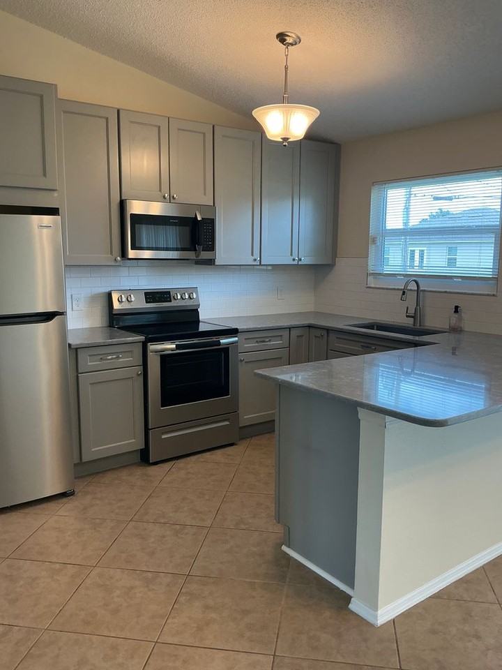 1487 Sw Leisure Ln - Photo 2 of 10