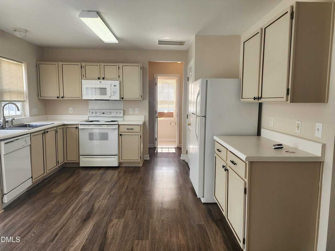 4820 Loganshire Ln - Photo 4 of 17