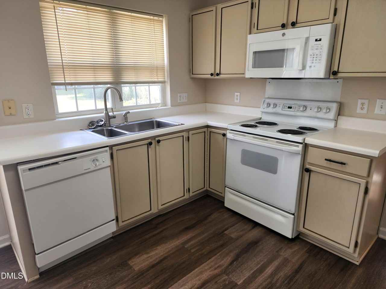 4820 Loganshire Ln - Photo 6 of 17