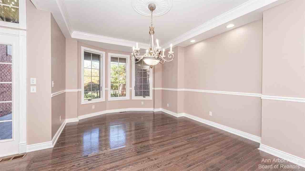 1819 Brookview Dr - Photo 4 of 45