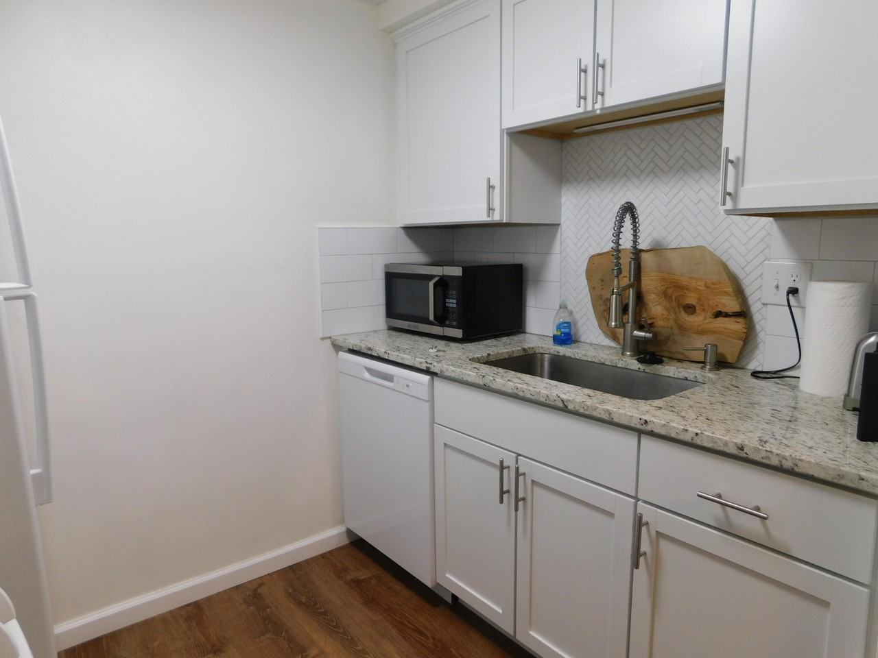 543 Long Shore Dr Apt B #B - Photo 7 of 17