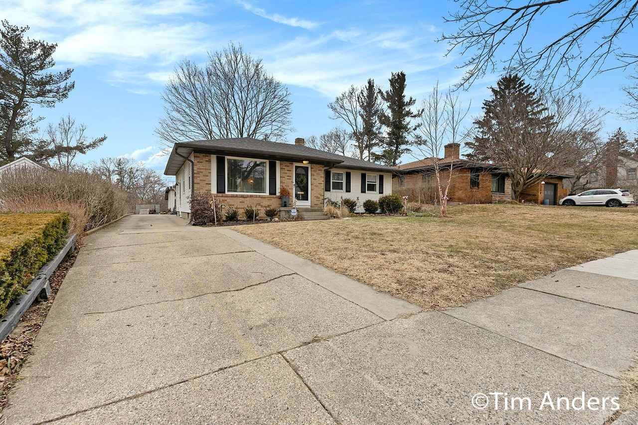 2427 Sinclair Ave Ne - Photo 2 of 22