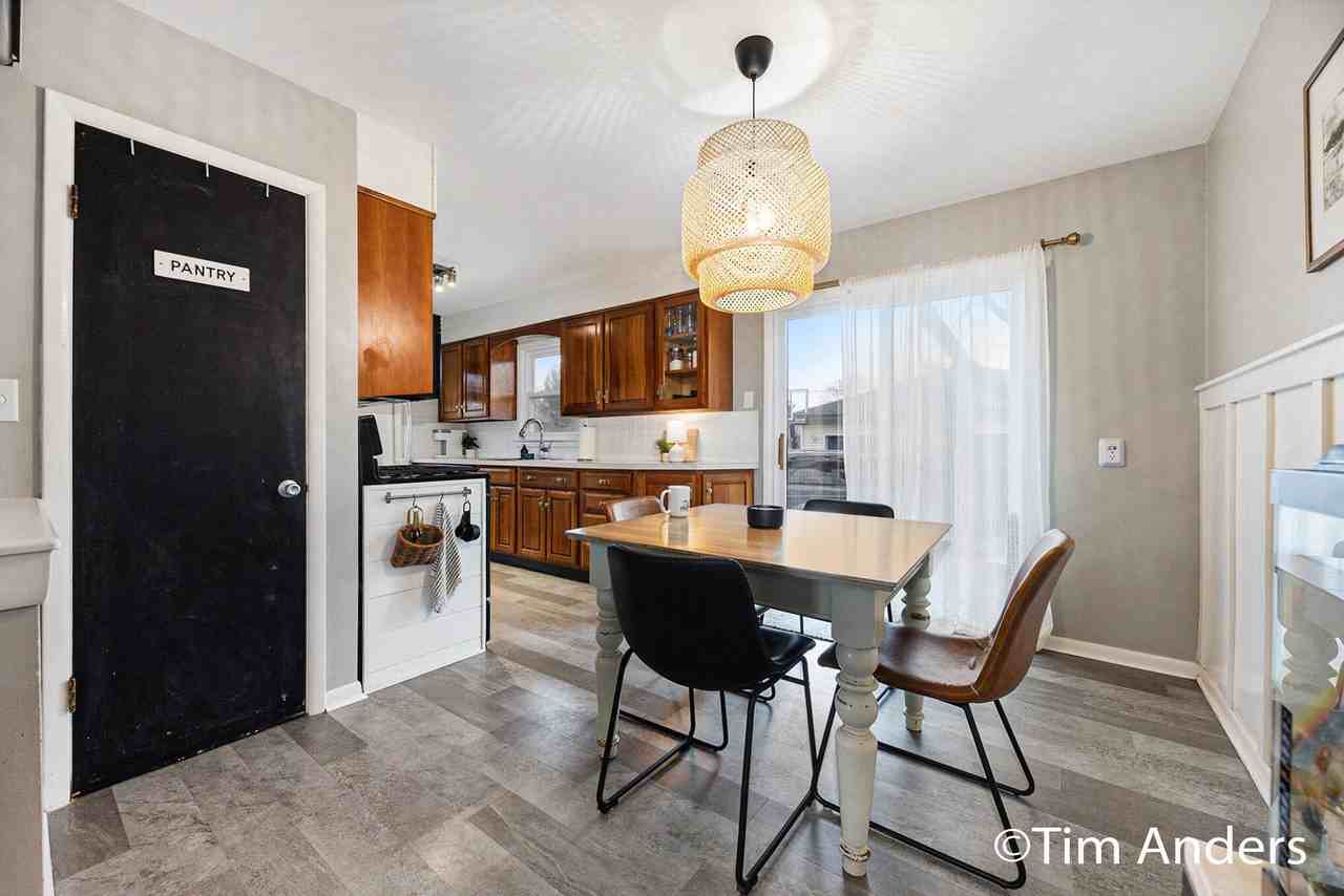 2427 Sinclair Ave Ne - Photo 5 of 22