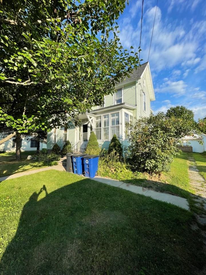 141 Maple St - Photo 3 of 35
