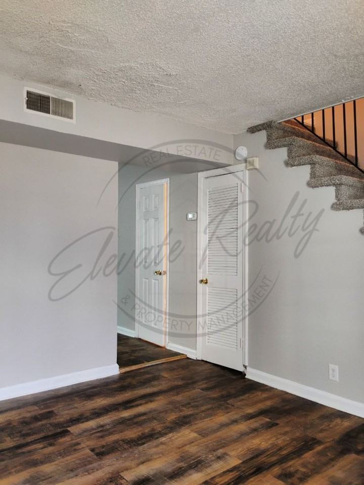 2437 Woodale Ln - Photo 2 of 25