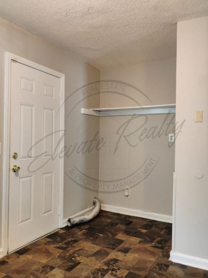 2437 Woodale Ln - Photo 3 of 25