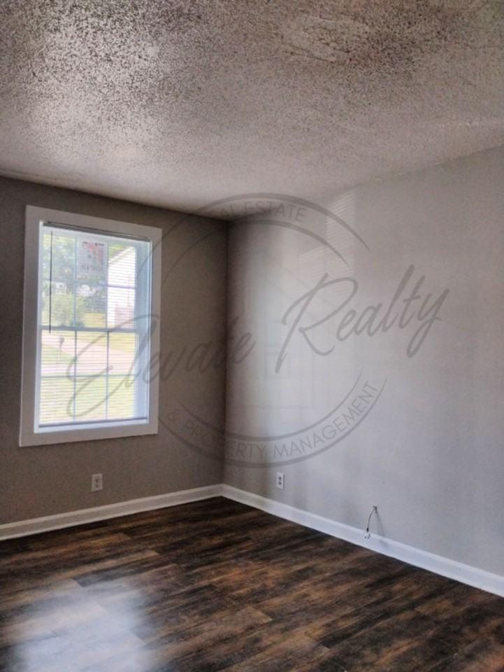 2437 Woodale Ln - Photo 7 of 25