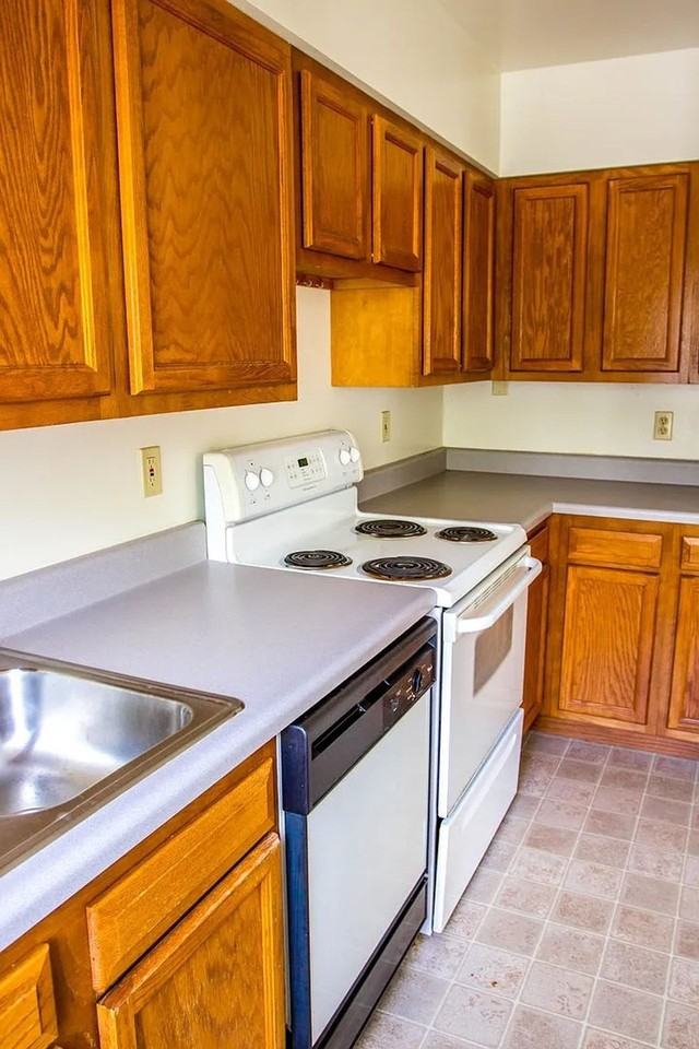 809 S Henderson - Photo 2 of 5