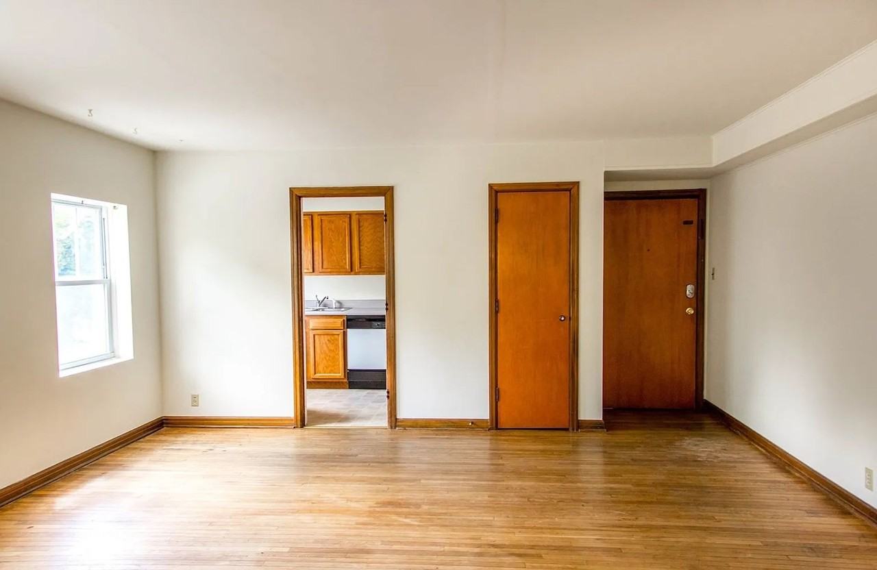 809 S Henderson - Photo 4 of 5