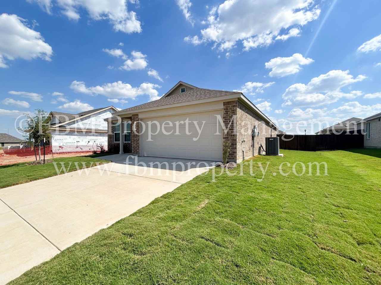 644 West Criner Street - Photo 2 of 21