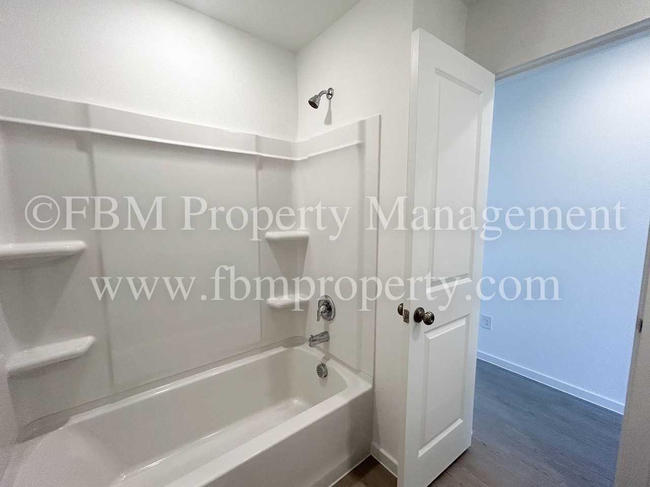 644 West Criner Street - Photo 5 of 21