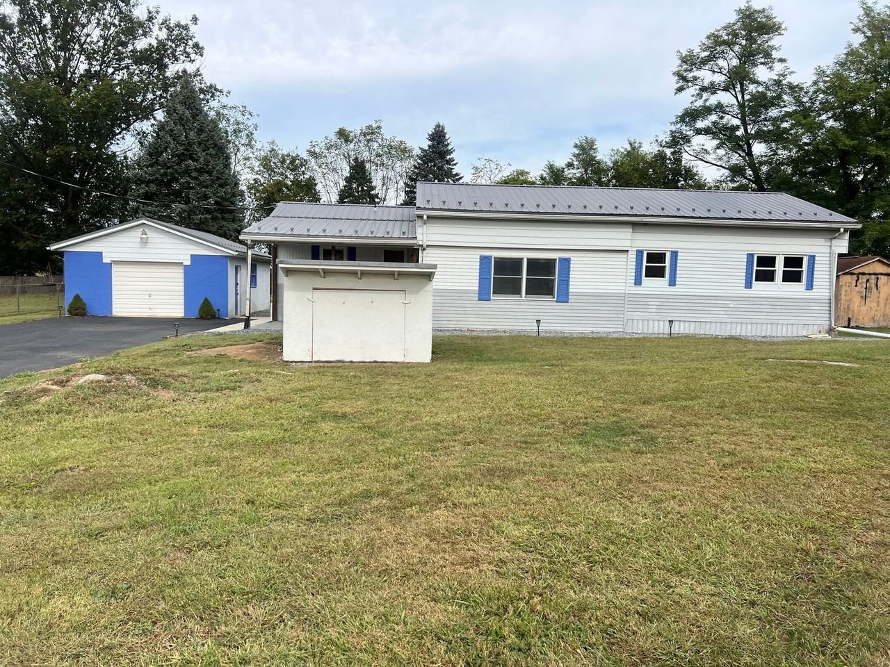 1034 Alexander Spring Rd - Photo 2 of 21